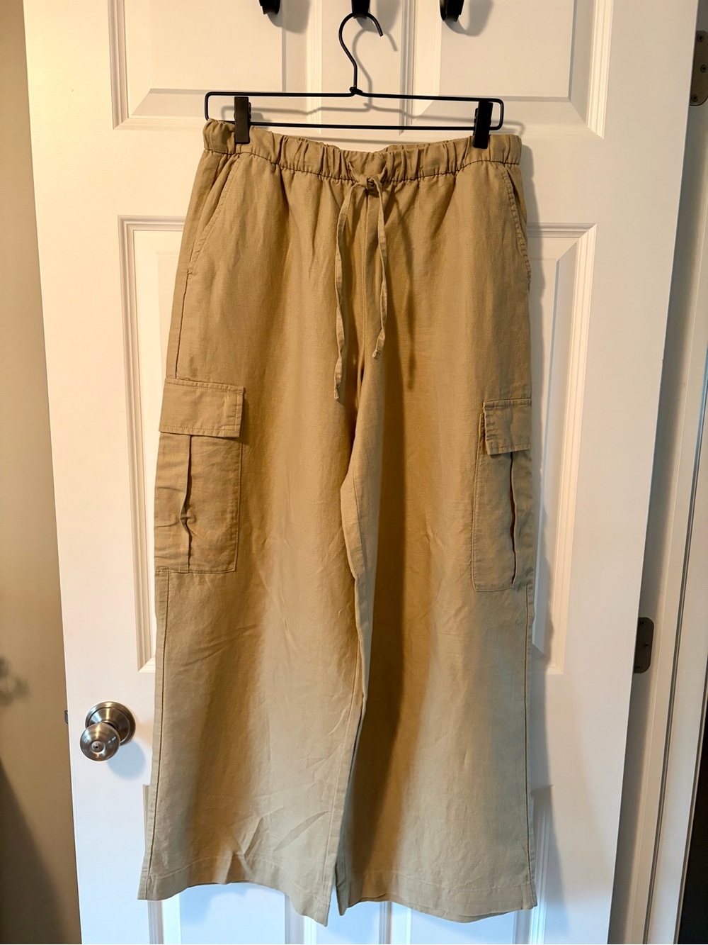 Women’s GAP Wide-Leg Cargo Pants in Tan